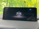 【10.25インチマツダコネクト】車内の雰囲気にマッチした大型ディスプレイ。スマホ接続でのナビ使用やBluetooth再生等、様々な機能が楽しめます。直感的なダイヤル操作が可能で、使い勝手も良好です。