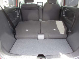 お荷物の量や乗車人数に合わせて使えるリヤシートは、ご覧のように倒すことが出来ますので便利です。