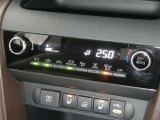 【オートエアコン】車内温度を感知して自動で温度調整をしてくれるのでいつでも快適な車内空間を創り上げます!どの席に座っても快適なドライブが楽しめます♪