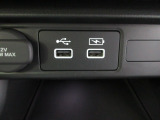 入力用と充電用のUSBジャックが付いています。