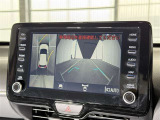 【PVM】映像を合成して、車を真上から見下ろしたような映像をナビゲーション画面に表示する機能です。運転席からでは見にくい車の周囲の状況を把握し、駐車や狭い道での走行などを安全に行えます。