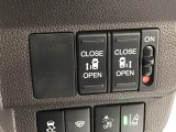 【両側パワースライドドア】両側がパワースライドドアになっており、運転席のスイッチやスマートキーでも開閉が可能です!開口部も広いので乗り降りも楽々♪