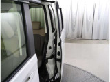 片側電動スライドドアのスイッチ付です。車内からもスイッチひとつで楽にドアの開閉が可能です。電動なので開閉時に力を使う必要がなく、半ドアになることもありません!