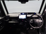 【運転席周り】視認性の良い計器類と操作しやすいステアリングで、どなたでも運転しやすい環境が整っています。