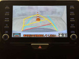 バックガイドモニター付きです。車の後方に小型カメラが付いており、バックする際の後方の様子をモニター上に表示します。