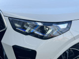 LEDヘッドライト。先進のLEDテクノロジーを採用。照射される白色光の周波特性は太陽に近く、バイキセノンヘッドライトを上回るコントラストでさらに明るく輝きます。悪天候の日でも優れた視認性を発揮します。