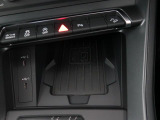フロントセンターコンソール近くに携帯電話を置くと、ワイヤレスで充電できます。