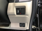 【片側電動スライドドア】リモコンや運転席のスイッチ操作のほか、ドアハンドルを少し引くだけでリアドアが自動開閉します♪