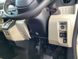 左側に高速で便利なETCがあり、横滑りを防ぐVSAなどのスイッチは、運転席の右側、手の届きやすい位置にあります。