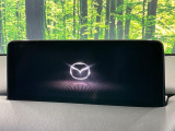 【10.25インチマツダコネクト】車内の雰囲気にマッチした大型ディスプレイ。スマホ接続でのナビ使用やBluetooth再生等、様々な機能が楽しめます。直感的なダイヤル操作が可能で、使い勝手も良好です。