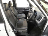 運転席です。シート素材は合成皮革+ファブリックになります。