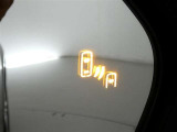 隣車線を走る車両をレーダーで検知し、ドアミラーでは確認しにくい後側方エリアに存在する車両に加え、急接近してくる車両も検知します。車両を検知するとドアミラーに搭載されたLEDインジケーターが点灯します。