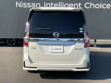 デュアルバックドアはガラス面だけが開きますので通常の半分のスペースが、あれば荷物の出し入れが出来ますよ。