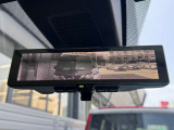 インテリジェントルームミラー☆後席に乗っている人や、大きな荷物を載せていると見にくくなりがちな後方視界。。こちらは車両後方のカメラ映像をミラーに映すので、天候にも影響されないクリアな後方視界を実現☆