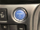 エンジンスタートスイッチです。キーが車内にあれば、エンジンの始動や停止はスイッチを押すだけ!キーを取り出す手間を省き、ワンプッシュで操作できるので簡単でスムーズです。