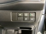 駐車や出庫時に障害物が接近するとお知らせしてくれるパーキングセンサーシステムつき。