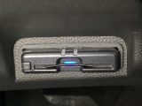 ハンドルの左下にETCがついています。高速道路の料金所の通過も楽々です。 カードの取り出しもしやすい場所についています。