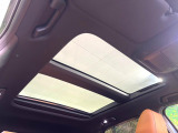 【サンルーフ】開放感たっぷりの希少装備、サンルーフが装着されています!車内に明かりを取り入れたり景色を楽しむ以外にも、車内の空気も簡単に換気できて快適です!