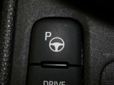 アドバンスト パーク付きです。カメラやソナーによって、周囲を監視しながら駐車を支援。障害物を検知した場合には警報を鳴らし、ブレーキ制御を行うことで接触回避を支援します。