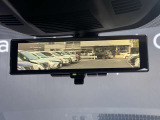 スマートルームミラーも付いています。後方ピラーや荷物、後席に同乗している方や曇りなど視界が遮られた場合でも後方カメラからの映像で安全確認をすることができます。