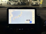 ディスプレイオーディオやカーナビは、現代のドライブにおいて欠かせない装備のひとつです。初めての場所でも迷いにくく、快適なルート案内で運転をサポートします。移動中のエンターテインメント性も高まります。