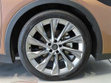 純正のアルミホイール装着車です。タイヤサイズは225/55R21です。