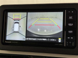 パノラミックビューモニターを装備。駐車場や交差点でクルマを真上から見るように周囲を確認できます。機能の詳細は販売店スタッフまでおたずねください。