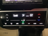オートエアコンで、毎日のドライブを快適に。温度、風量を自動で調整し、理想的な車内環境を提供します。