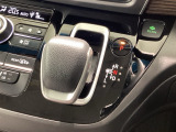 インパネシフトを採用しているので、前席の足元も広々としています。運転席と助手席の行き来もスムーズです!