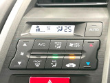 【オートエアコン】一度お好みの温度に設定すれば、車内の温度を検知し風量や温度を自動で調整。暑い&hellip;寒い&hellip;と何度もスイッチ操作をする必要はありません。快適な車内空間には必須の機能ですね♪