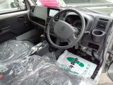 運転席はこちらです。プライベートな車内なのでリラックスできる空間を。