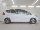 リアには左右スライドドアを採用。狭い駐車場でも開閉しやすく、強風の日でもドアが煽られにくくなっております。小さなお子さまやご年配の方も安心して乗り降りできます。