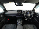 ZR-Vの開放的な前方視界。視界広々で非常に運転しやすくロングドライブでも疲れを感じさせないすっきりとまとまったインパネ周りです。またBOSEサウンドシステムにより、上質な音響を全席で味わえます。