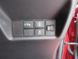 パーキングセンサーや横滑りを防ぐVSA等のスイッチ類は運転席の右側、手の届きやすい位置にあります。
