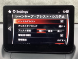 ハンドル操作をアシストすることにより車線からの逸脱回避を支援します。