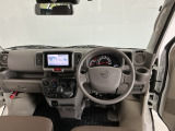 【前方視界】開放的な前方視界!運転がしやすく疲れにくいです♪窓が大きく、見通しがとっても良いおクルマですよ♪