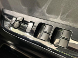 【電動格納ミラー】サイドミラーは電動格納式となっており、狭い駐車場でもキズがつくリスクを抑えられます。