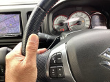 マニュアル車のような感覚で、ワインディングロードでも車を操れるパドルシフト付きです。長い下り坂でのエンジンブレーキや、高速道路の合流の際の加速も思いのままに操ることができ楽しめます
