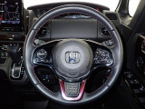 ハンドル左側にはオーディオ操作が出来るオーディオリモートコントロールスイッチ、右側にはHonda SENSINGとオートクルーズコントロールのスイッチを装備!