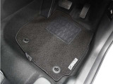 Honda認定中古車に新品の純正フロアマットを装着しました。気分よくドライブをお楽しみいただけます♪