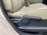 シートハイトアジャスターが付いているので運転姿勢を調整するのに便利ですね。身長に合ったシートポジションは安全運転や疲労軽減にもつながります。