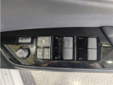 パワーウィンドウのスイッチですよ。 運転席に居ながら窓を開け閉めのコントロールできますよ。 ロック機能で、子供がイタズラして窓を開けるという事も無くなりますよ。