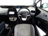 革巻き(合皮製)ステアリングで快適な操作性の運転席です。