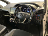 運転席周りのレイアウトをご覧ください。ナビゲーションが綺麗に装着されすっきり収まってますね!