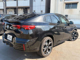【BMWの伝統-3】BMWのお車は、&ldquo;駆け抜ける歓び&rdquo;を体現しております。走行の安定性とコーナリングの良さを追求し、思い通りにハンドルの操作可能です。