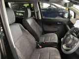 運転席の画像です。足元やシートまわりに余裕があり、リラックスした姿勢で運転が可能です。視界も良好で操作系へのアクセスもしやすく、快適で安心感のあるドライブをサポートします。