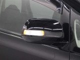 サイドターンランプ付きドアミラー。車両のドレスアップと右左折時の被視認性を兼ね備えたお洒落なミラーです。