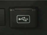 USB接続により外部オーディオと連携する事が出来、車内で音楽を楽しむ事が出来ます。