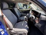 フロントシートのお写真です。 広い足元と、ゆったり座れるシートは長時間の運転でも疲れにくくなっております♪