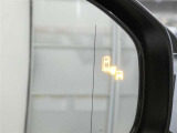 ブラインドスポットモニター装備。隣車線を走る車両を検知。ドアミラーでは確認しにくい後、側方エリアに存在する車両や急接近してくる車両も検知しドアミラーに搭載されたLEDインジケーターが点灯します。